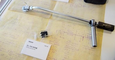 The DL-103's first model laid out on the drawing of the DL-103 and the dedicated tonearm blueprint- (Denon Museum)